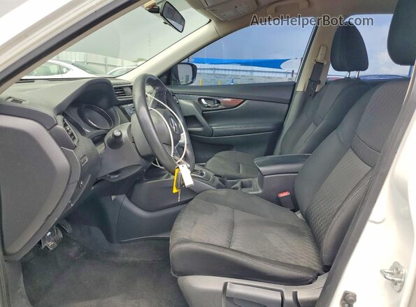 KNMAT2MT7JP530695 2018 NISSAN ROGUE White Front interior view