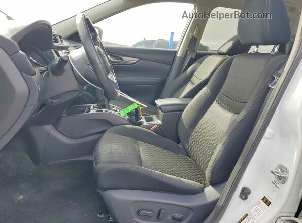 KNMAT2MT7JP570503 2018 NISSAN ROGUE White Front interior view