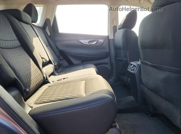 KNMAT2MT8HP506433 2017 NISSAN ROGUE Gray Widok wnętrza z tyłu