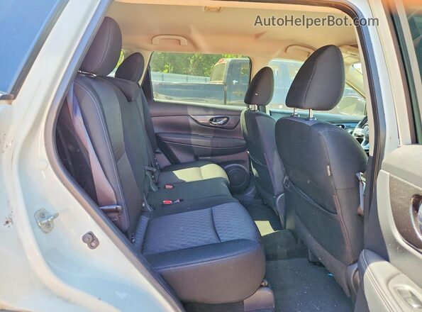 KNMAT2MT9JP555775 2018 NISSAN ROGUE White Вид задньої частини салону