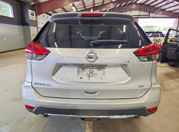KNMAT2MTXJP524342 2018 NISSAN ROGUE Серебряный Вид задней части салона