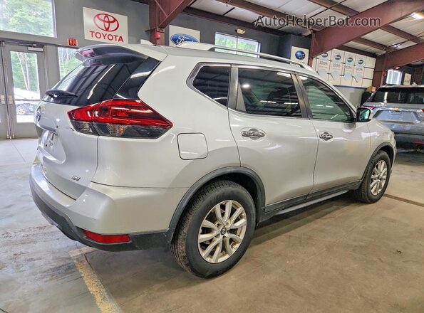 KNMAT2MTXJP524342 2018 NISSAN ROGUE Серебряный Вид спереди