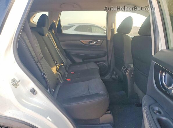 KNMAT2MTXKP545578 2019 NISSAN ROGUE White Widok wnętrza z tyłu