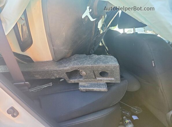KNMAT2MV0HP502412 2017 NISSAN ROGUE White Widok tylnych siedzeń