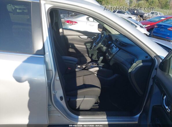 KNMAT2MV0JP545685 2018 NISSAN ROGUE Серебряный Вид салона спереди