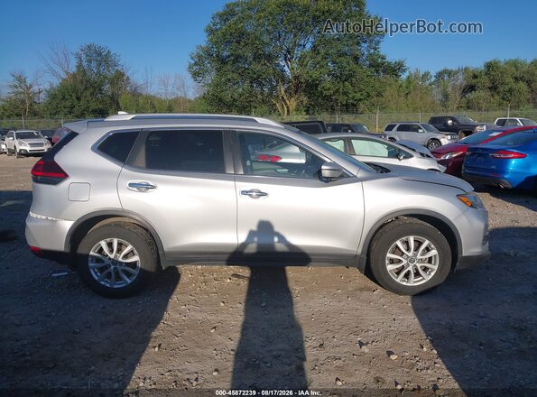KNMAT2MV0JP545685 2018 NISSAN ROGUE Серебряный Вид задней части салона