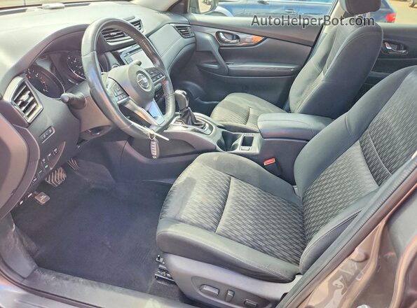 KNMAT2MV1HP513743 2017 NISSAN ROGUE Угольный Вид салона спереди