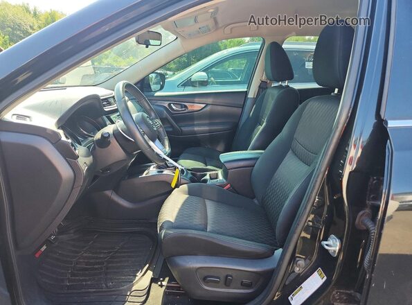 KNMAT2MV1JP563628 2018 NISSAN ROGUE Черный Вид салона спереди
