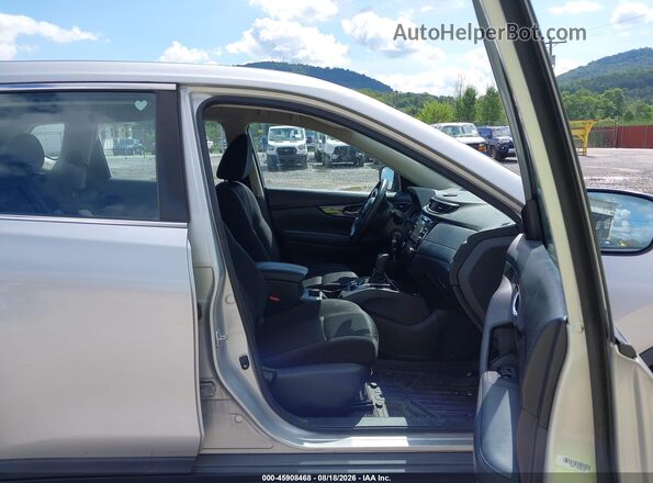 KNMAT2MV3HP569716 2017 NISSAN ROGUE Серебряный Вид салона спереди