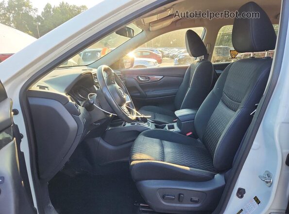 KNMAT2MV3HP589433 2017 NISSAN ROGUE White Widok wnętrza z przodu