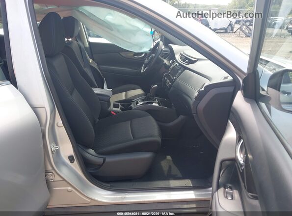 KNMAT2MV3JP502779 2018 NISSAN ROGUE Silver Front interior view