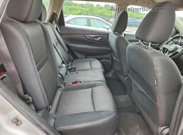 KNMAT2MV3JP547057 2018 NISSAN ROGUE Silver Widok komory silnika