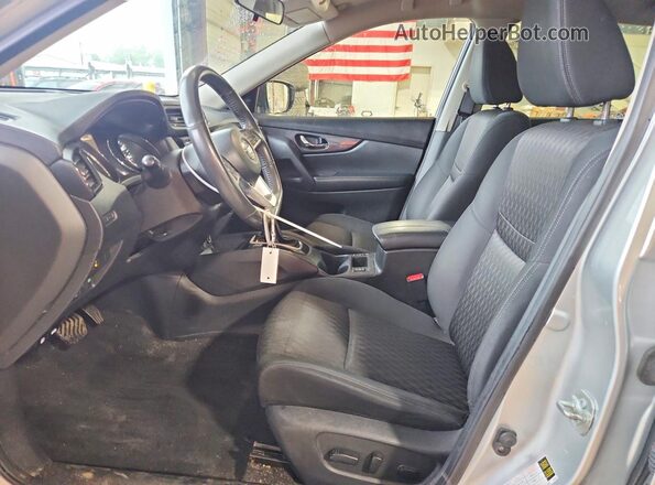 KNMAT2MV5HP603770 2017 NISSAN ROGUE Серебряный Вид салона спереди