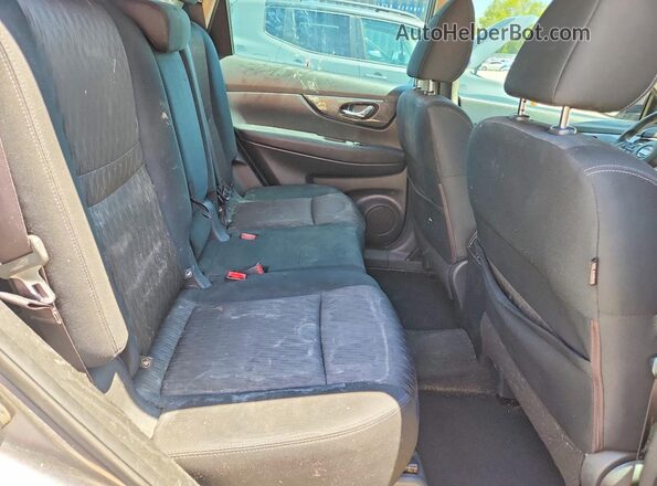 KNMAT2MV5JP546749 2018 NISSAN ROGUE Silver Rear interior view