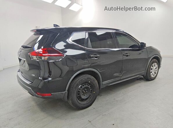 KNMAT2MV5JP568511 2018 NISSAN ROGUE Черный Вид салона спереди
