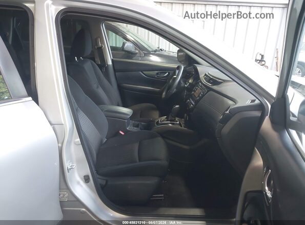 KNMAT2MV6HP509283 2017 NISSAN ROGUE Серебряный Вид салона спереди