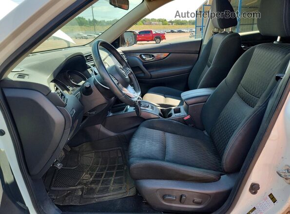 KNMAT2MV6HP560038 2017 NISSAN ROGUE Белый Вид салона спереди