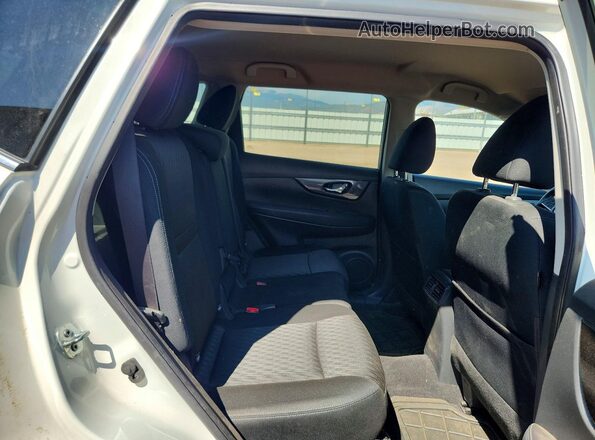 KNMAT2MV6HP560038 2017 NISSAN ROGUE Белый Вид задних сидений