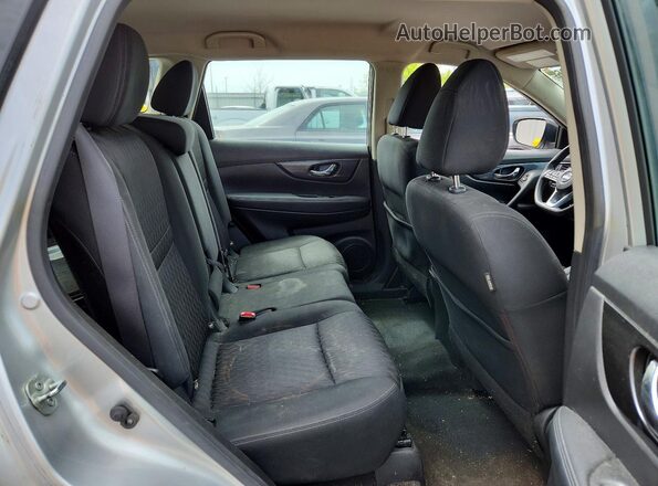 KNMAT2MV6JP589416 2018 NISSAN ROGUE Silver Widok tylnych siedzeń