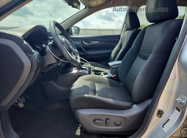 KNMAT2MV7HP507199 2017 NISSAN ROGUE Серебряный Вид салона спереди