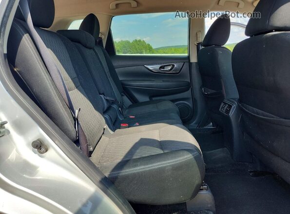 KNMAT2MV7HP507199 2017 NISSAN ROGUE Серебряный Вид задней части салона