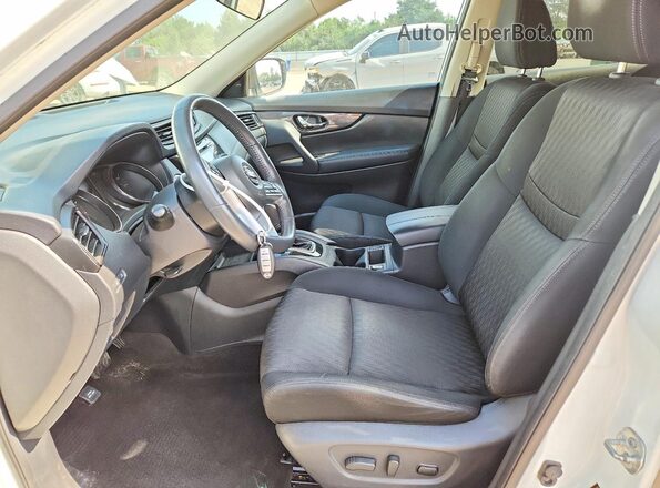 KNMAT2MV7HP573493 2017 NISSAN ROGUE White Front interior view