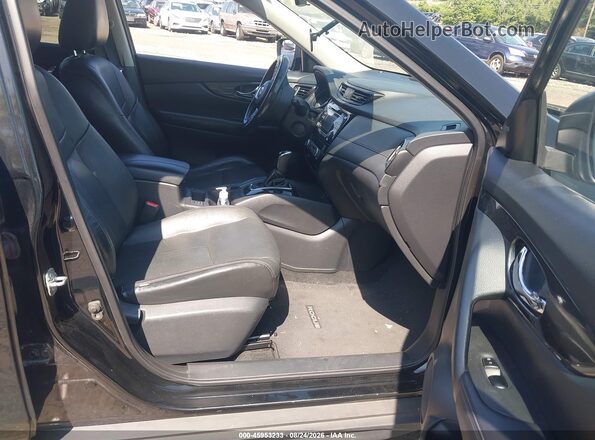 KNMAT2MV7HP619341 2017 NISSAN ROGUE Черный Вид салона спереди