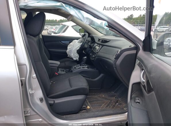 KNMAT2MV7JP614422 2018 NISSAN ROGUE Серебряный Вид салона спереди