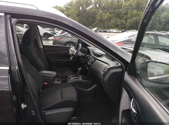 KNMAT2MV8HP569226 2017 NISSAN ROGUE Черный Вид салона спереди