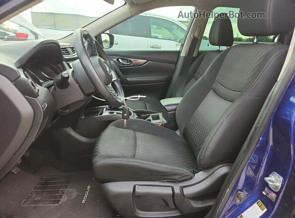 KNMAT2MV8JP552089 2018 NISSAN ROGUE Синий Вид салона спереди