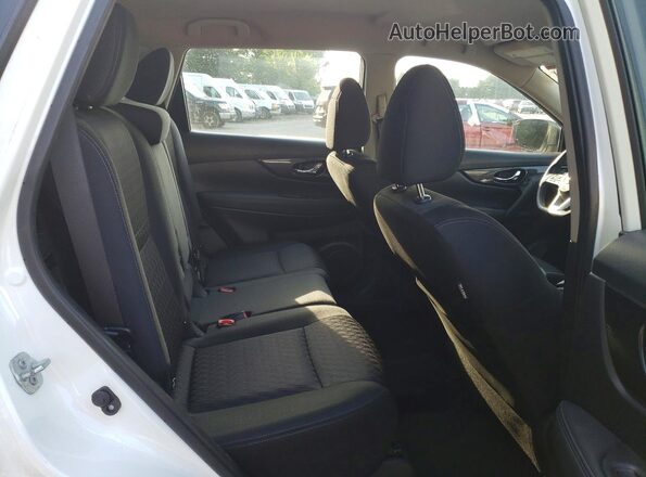 KNMAT2MV8JP568888 2018 NISSAN ROGUE White Widok wnętrza z tyłu