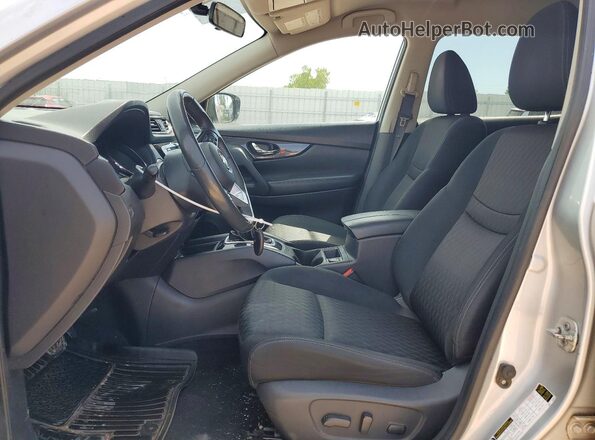 KNMAT2MV9HP540799 2017 NISSAN ROGUE Серебряный Вид салона спереди