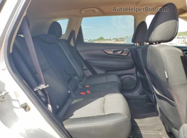 KNMAT2MV9HP540799 2017 NISSAN ROGUE Серебряный Вид задней части салона