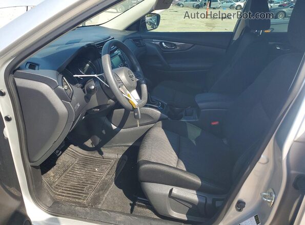 KNMAT2MVXJP512984 2018 NISSAN ROGUE Серебряный Вид салона спереди