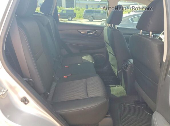 KNMAT2MVXJP512984 2018 NISSAN ROGUE Серебряный Вид задней части салона