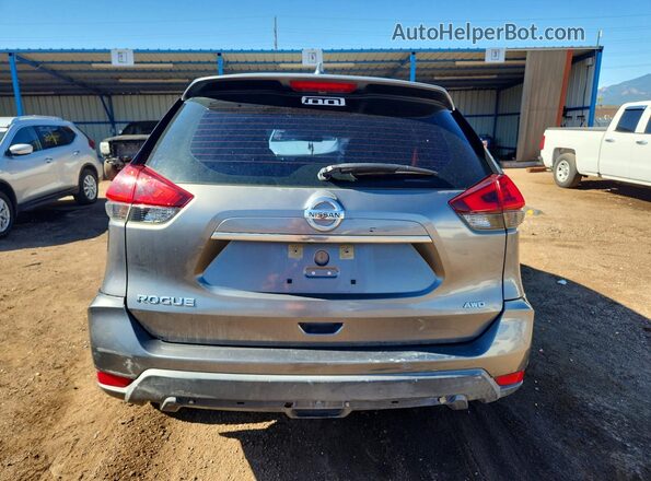 KNMAT2MVXJP557875 2018 NISSAN ROGUE Серый Вид сзади