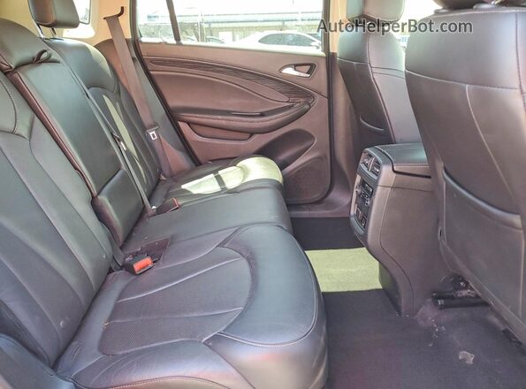 LRBFX1SA7JD082139 2018 BUICK ENVISION White Սալոնի հետևի տեսք