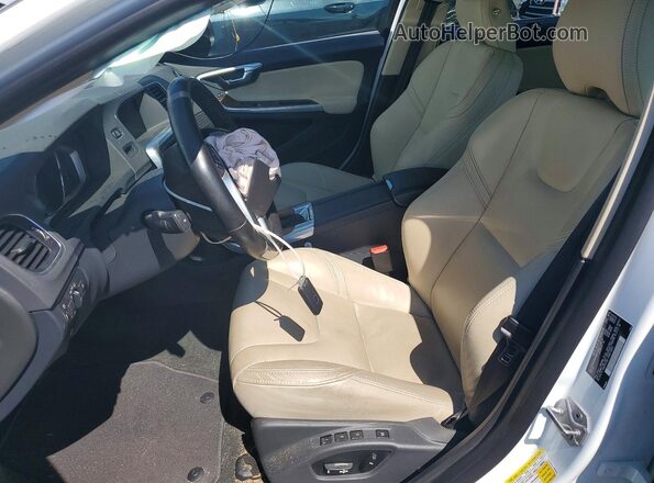 LYV402TM2HB126080 2017 VOLVO S60 White Widok wnętrza z przodu