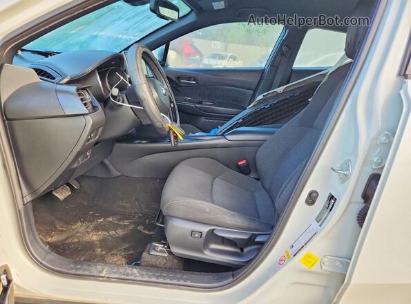 NMTKHMBX2JR015681 2018 TOYOTA C-HR White Front interior view