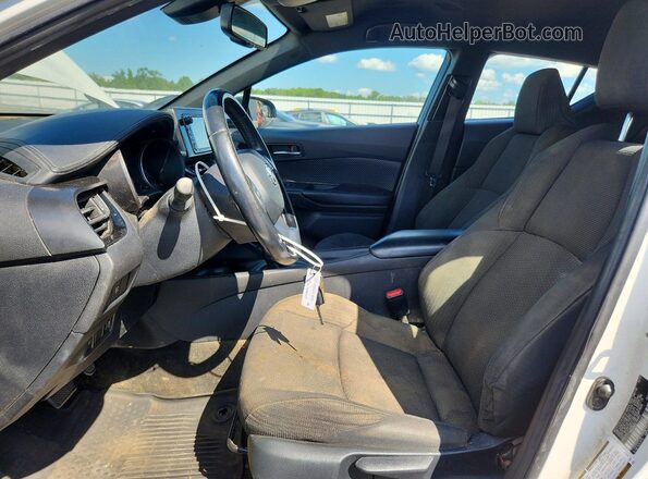 NMTKHMBX2JR048843 2018 TOYOTA C-HR White Вид салону спереду
