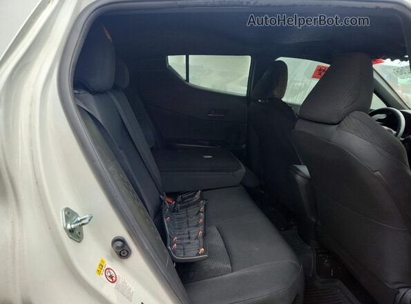 NMTKHMBX5JR033561 2018 TOYOTA C-HR Белый Вид задней части салона