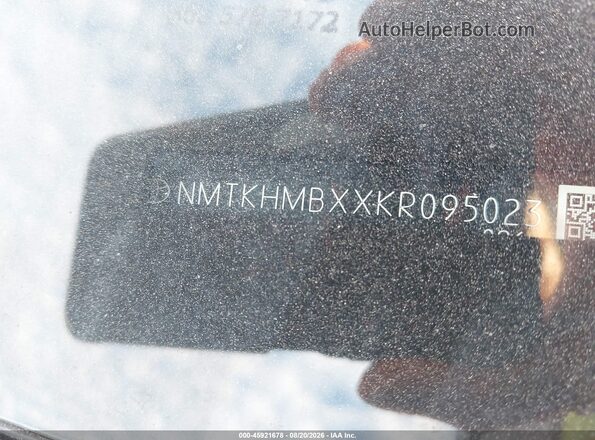 NMTKHMBXXKR095023 2019 TOYOTA C-HR White Вид підкапотного простору