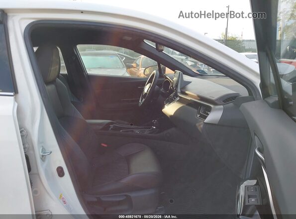 NMTKHMBXXKR095023 2019 TOYOTA C-HR White Вид салону спереду