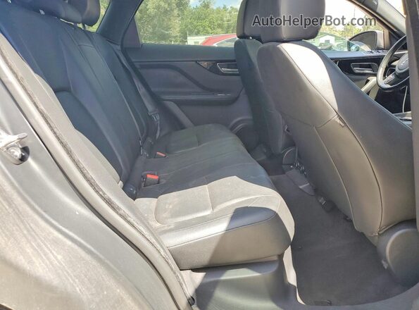 SADCJ2BV4HA057147 2017 JAGUAR F-PACE Gray Widok wnętrza z tyłu