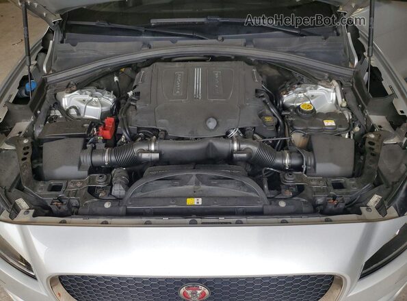 SADCJ2BV4HA085028 2017 JAGUAR F-PACE Silver Vista del compartimento del motor