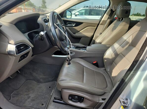 SADCL2BV5HA089972 2017 JAGUAR F-PACE Серебряный Вид салона спереди