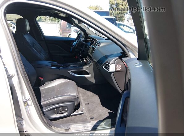 SADCL2BV7HA489984 2017 JAGUAR F-PACE Серебряный Вид салона спереди