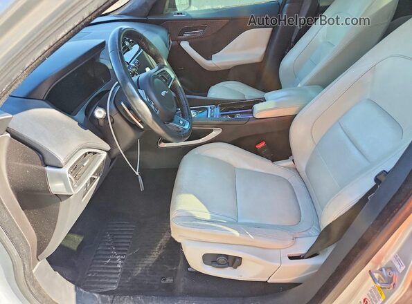 SADCP2BV7HA063829 2017 JAGUAR F-PACE Серебряный Вид салона спереди