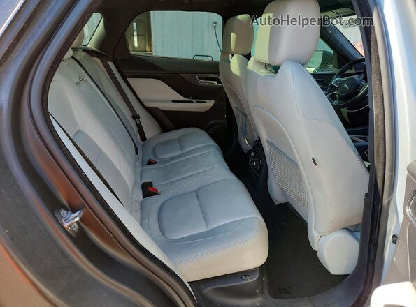 SADCP2BV7HA063829 2017 JAGUAR F-PACE Серебряный Вид задней части салона