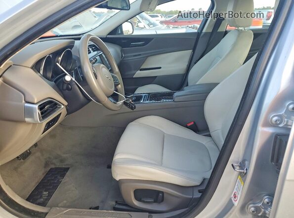 SAJAD4BG9HA973749 2017 JAGUAR XF Silver Вид салону спереду